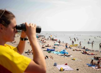 Livredderne klar til en ny badesæson på nordstranden Livredder i toppen af tårnet