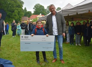 Kunst fra Nymarksskolen udløste en gevinst på 15.000 kroner Repræsentant for nymarksskolen og borgmester kasper ejsing olesen. foto Østfyns museer