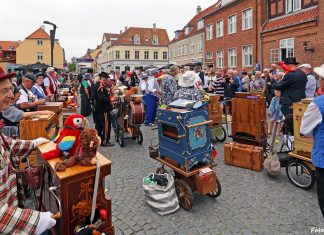 Se video og billeder fra den store Lirekassefestival i Kerteminde Lirekasse festival (108)