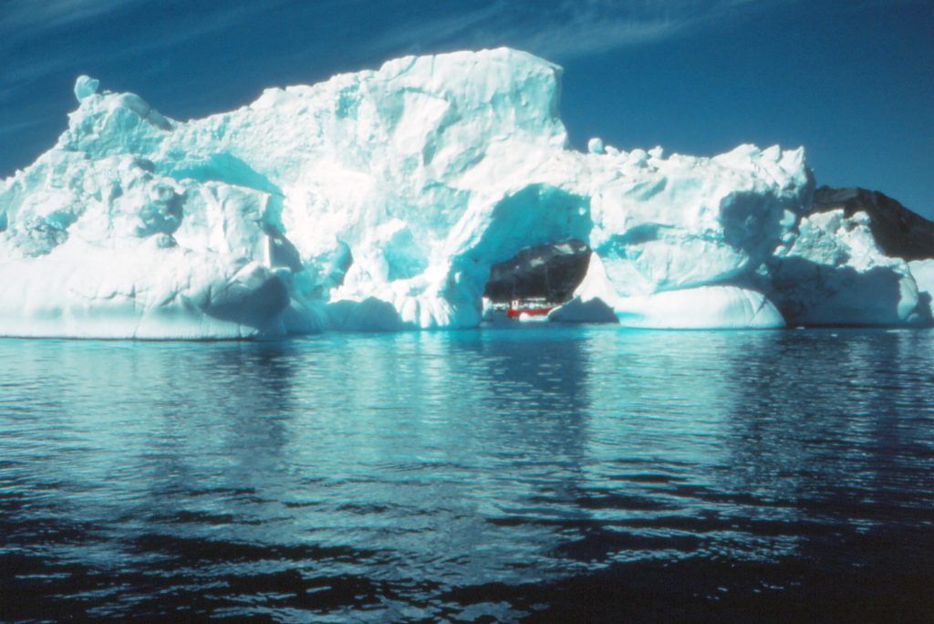 Store isbjerge lille båd