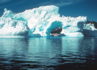 Eventyrerens eventyrlige bådfart Store isbjerge lille båd