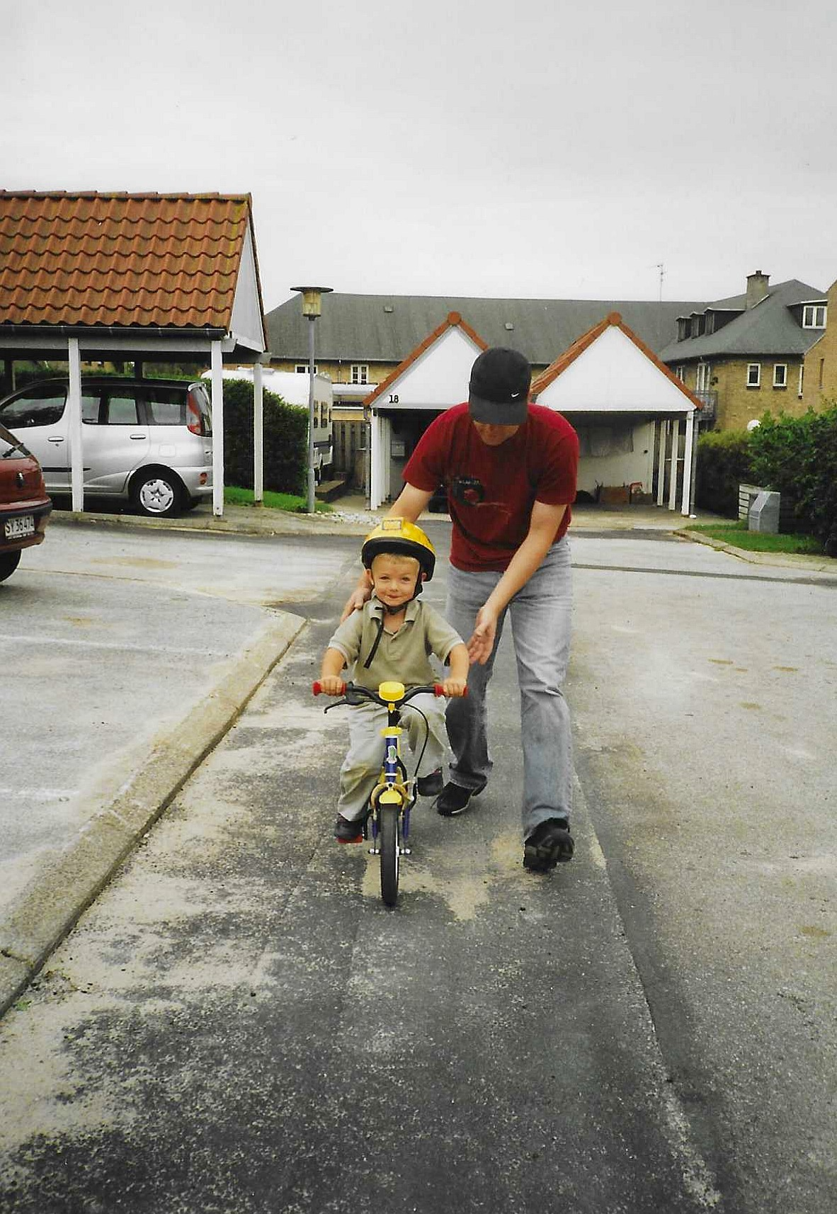 Andreas lærer at cykle.jpg Andreas lærer at cykle.jpg
