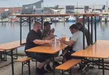 Regnen kunne ikke stoppe festen på havnen Havnefest i ly for regn