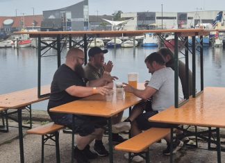Regnen kunne ikke stoppe festen på havnen Havnefest i ly for regn