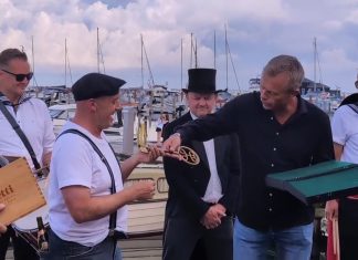 Modig borgmester overdrager ansvaret for Kerteminde til Havnefestens formand Kerteminde havnefest nøgle jørgen larsen og kasper ejsing olesen