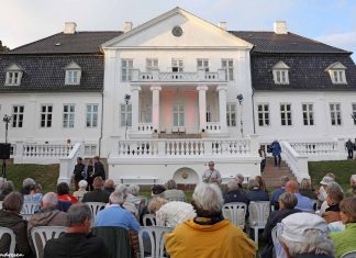 Anmeldelse: Lovende start på Lundsgaards operafestival Gallakoncert fra balkonen set fra haven