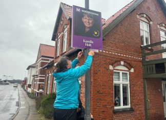 Familie og venner hjælper Kamila med at få valgplakaterne op Valgplakat1