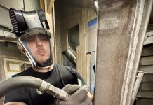 Fra kontanthjælp til fast job: Theodor fik livet vendt på fabriksgulvet Han arbejder red