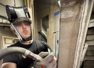 Fra kontanthjælp til fast job: Theodor fik livet vendt på fabriksgulvet Han arbejder red