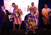 Munkeborevyen melder alt klar – og alt udsolgt Hele holdet fest og farver