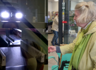 80-årige Jane Margrethe tester det nye apotek, mens robotten arbejder på højtryk Kerteminde Apotek Jane og robot
