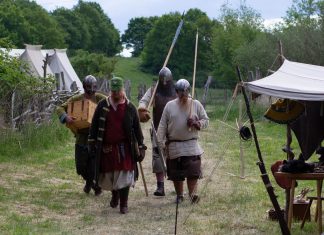 Jernaldermarked med boder og krigere fra flere kampgrupper DSC