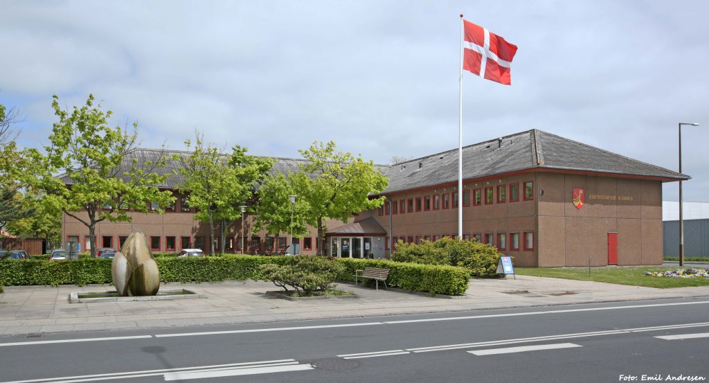 Kerteminde Rådhus med flag