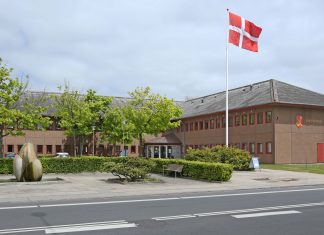 Ønsker at flage foran rådhuset i Kerteminde på alle hverdage året rundt Kerteminde Rådhus med flag