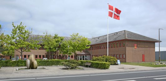 Kerteminde Rådhus med flag
