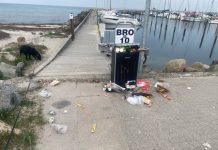 Affald spredt over strand og havn efter årets første sommerdage Affald1