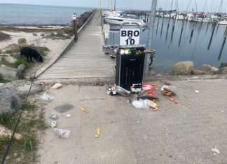 Affald spredt over strand og havn efter årets første sommerdage Affald1