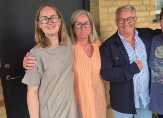 Højt humør trods trange kår og regnvejr på fødselsdagen Jernstøberiet Benedicte, Lotte og Per Berg, samt Liselotte Petersen