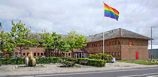 Regnbueflag ved rådhuset