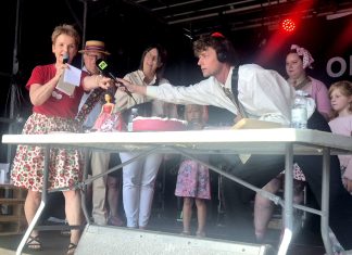 Kirsebærfestival: Vinderkage blev lavet med en papegøje på skulderen Kirsebærfestival (11)