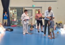 Små taekwondokæmpere fik guldmedaljer af borgmesteren i bare fødder Michael Nielsen taekwondo SFO Munkebvo Skole