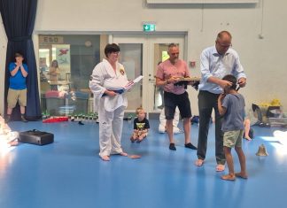 Små taekwondokæmpere fik guldmedaljer af borgmesteren i bare fødder Michael Nielsen taekwondo SFO Munkebvo Skole