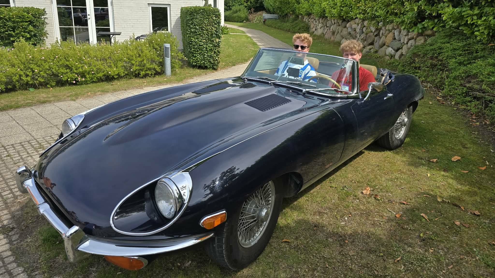 Campens drenge i en Jaguar