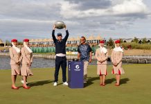 Danske Jeff Winther vandt Kertemindes fantastiske golffest Jeff løfter trofæet, mens Astrup ser på Vinzents
