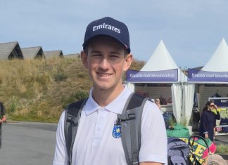 Marcus på 16 år gav gode råd til de professionelle golfspillere Marus Viggo Petersen, caddie