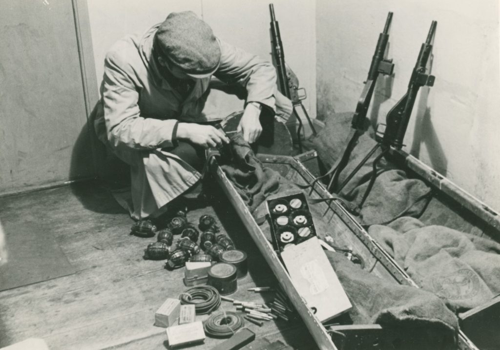 Udpakning af nedkastet container. Lolland 1945. Frihedsmuseets fotoarkiv.
