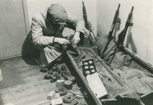 Historiker udgiver bog om en faldskærmsagent fra Kerteminde Udpakning af nedkastet container. Lolland 1945. Frihedsmuseets fotoarkiv.