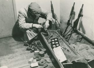 Historiker udgiver bog om en faldskærmsagent fra Kerteminde Udpakning af nedkastet container. Lolland 1945. Frihedsmuseets fotoarkiv.
