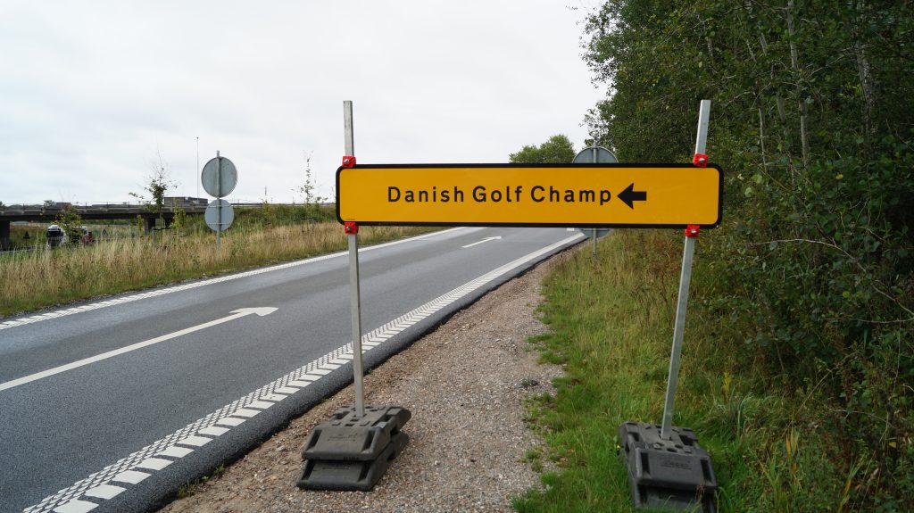 Skilt er ikke fjernet fra motorvejen endnu. Danish Golf Championship