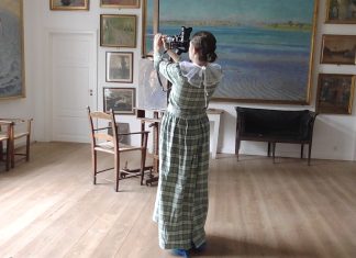 Ny udstilling på Møllebakken samler fynske kunstnere Marie Flarup Kristensen, stillbillede fra videoværket Alhed, kære Alhed. 2026. Filmet af Matilde Søes Rasmussen & Marie Flarup