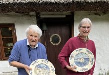 Møllebakken får forsinket jubilæumsgave fra barnebarn Alhed og Mathias Møhl m. Philipsen platter. Foto Østfyns Museer