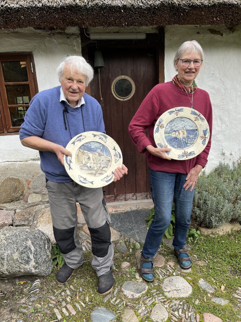 Alhed og Mathias Møhl m. Philipsen platter. Foto Østfyns Museer